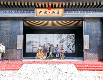 【建發(fā)·央著】國境盛啟，誰在為世界立著？！
